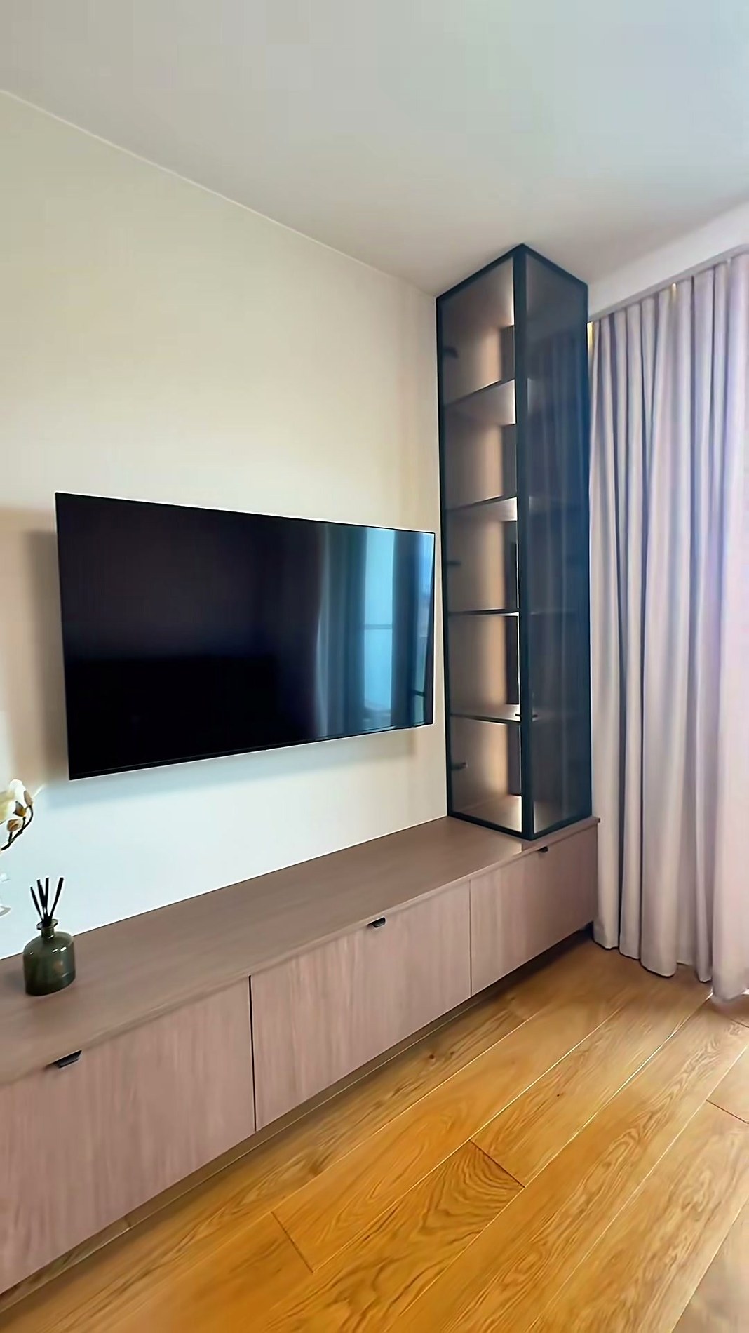 Zabudowa salonu z podświetlaną witryną